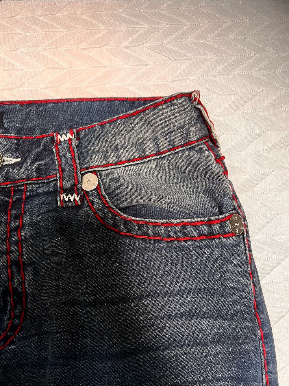 True Religion Men's Relaxed Jeans with Red Stitching - Picture 3 of 9